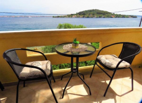 Apartment for 5 persons, by the sea and with beautiful view
